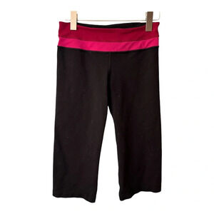 Lululemon Groove Crop Leggings. Black with Red Pink Waistband. Reversible. 6